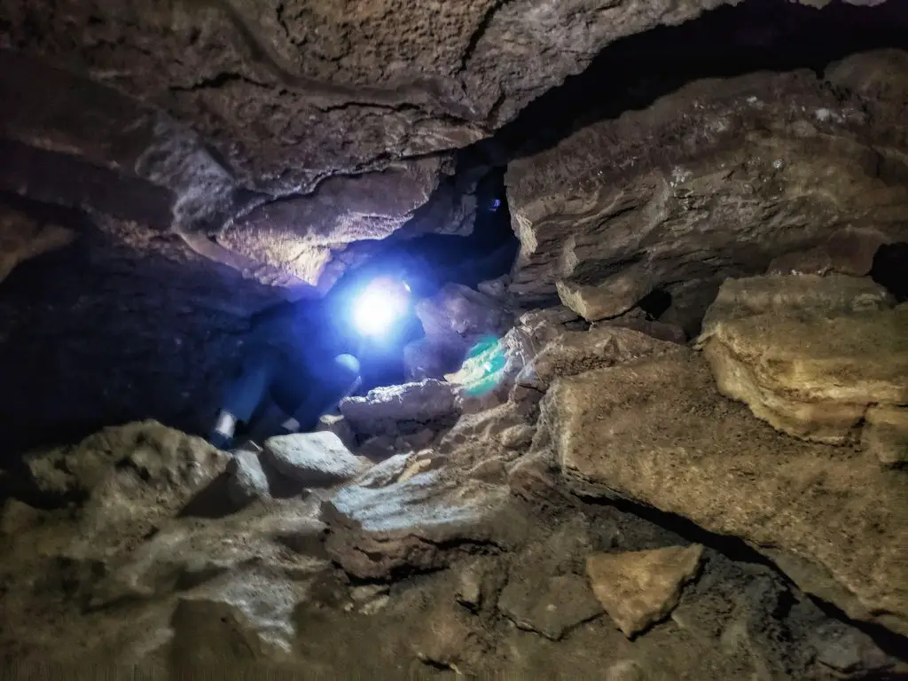 Tempurung Cave - Crawl through cracks