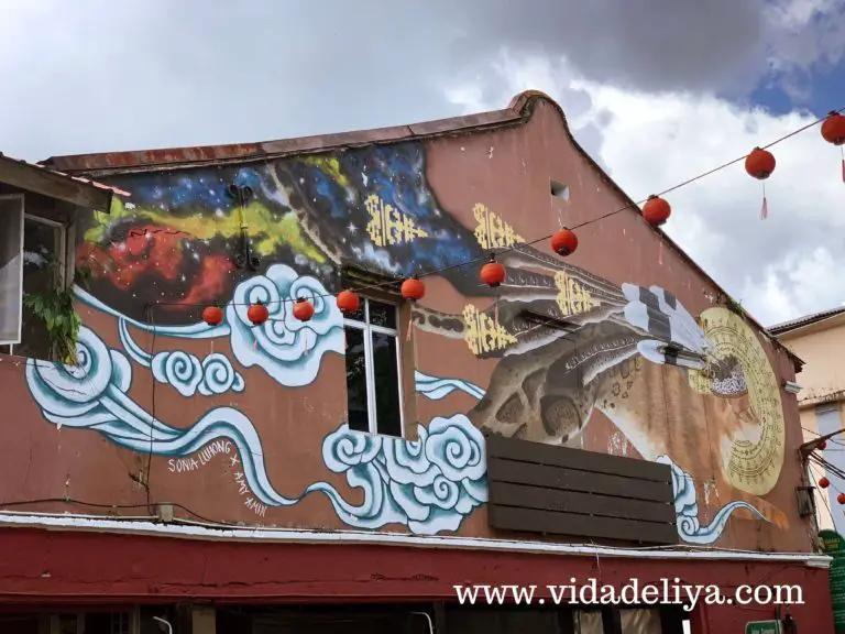 Discover Kuching Malaysia: Most Instagrammable Street Art in City of Cats (Borneo) - China Street - Carpenter Street, Bishop Gate Street - #tanahairku Leaping Feline