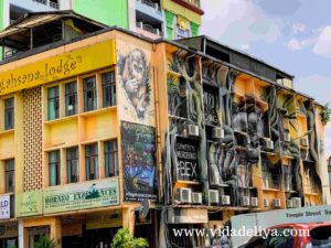 Discover Kuching Malaysia: Most Instagrammable Street Art in City of Cats (Borneo) - Singgahsana Lodge