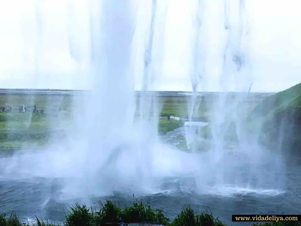 20.0.1 Seljalandsfoss Waterfall