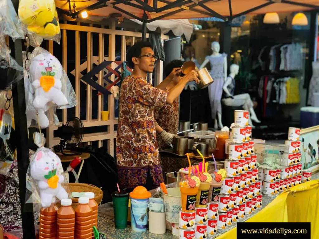 16 Chatuchak Market Bangkok Thailand - main shopping street - teh tarik (pulled tea)