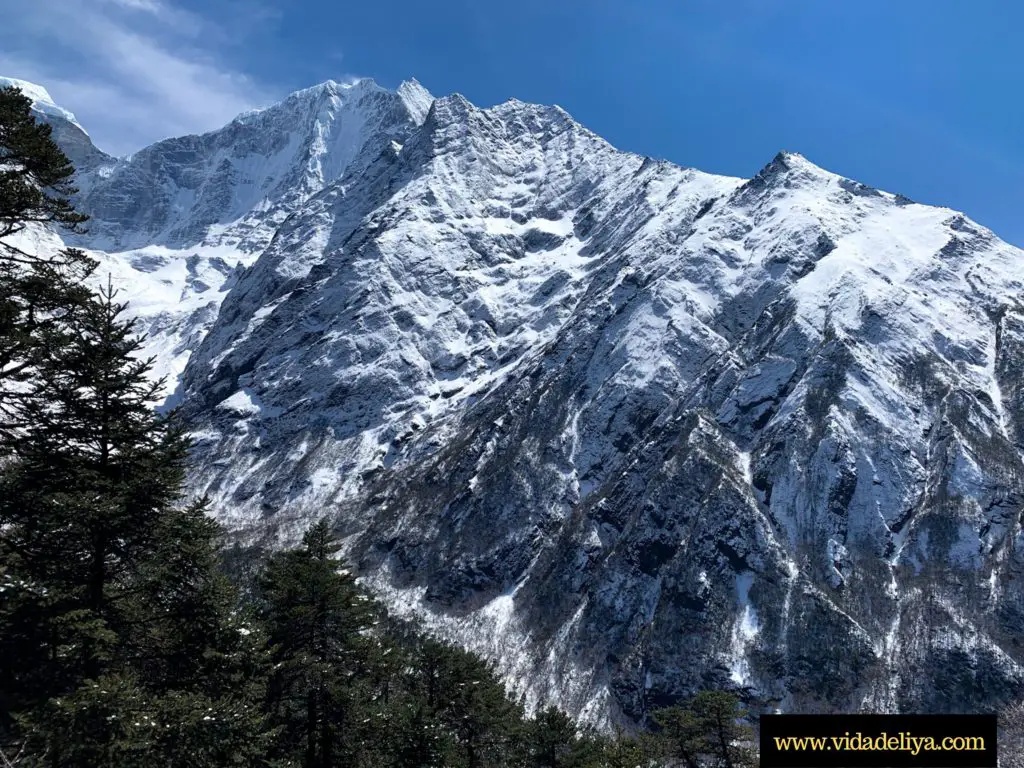 1 mountain views bucket list of himalayans - reasons why you must hike to everest base camp