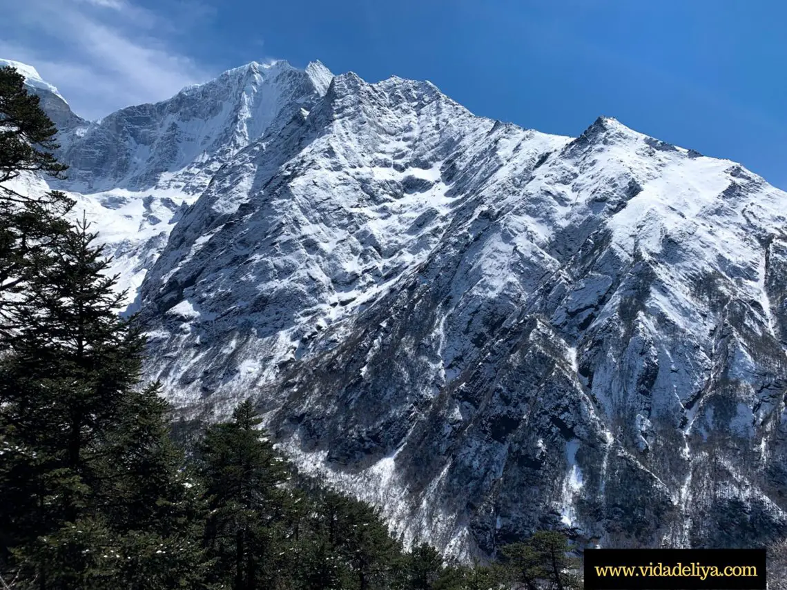 1 mountain views bucket list of himalayans - reasons why you must hike to everest base camp